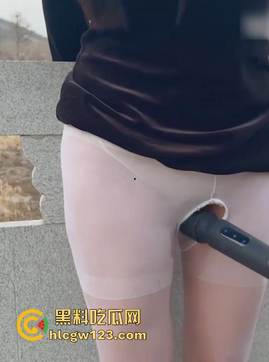 反差抖M少妇户外露出 敏感人妻极致潮喷 换衣塞跳蛋 手铐脚镣喷尿 臊味十足尺度炸裂！-9