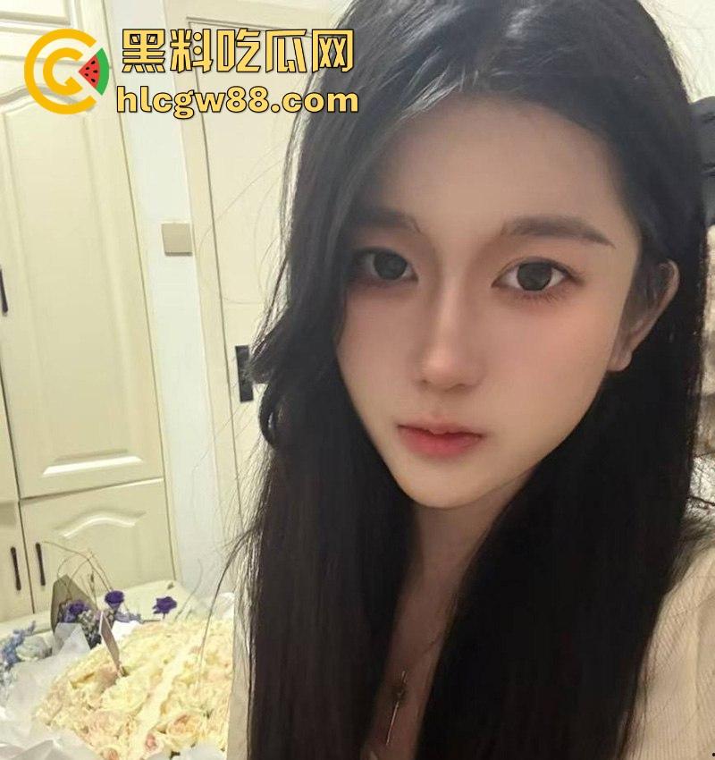 安徽合肥【钟然然】高颜值极品身材嫩妹 被金主包养调教成极品母狗 制服黑丝舔脚口红插逼淫荡至极-3