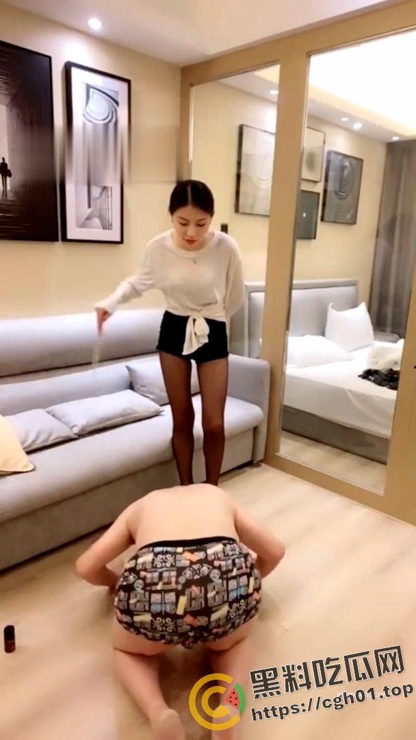 SM翻车现场！M大叔玩不起 当场急眼打起来了 你个公狗M怎么还把主人的胸罩撕烂了呢-2