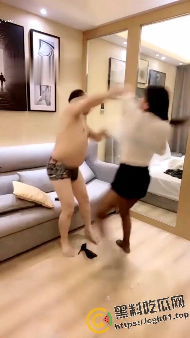 SM翻车现场！M大叔玩不起 当场急眼打起来了 你个公狗M怎么还把主人的胸罩撕烂了呢-11