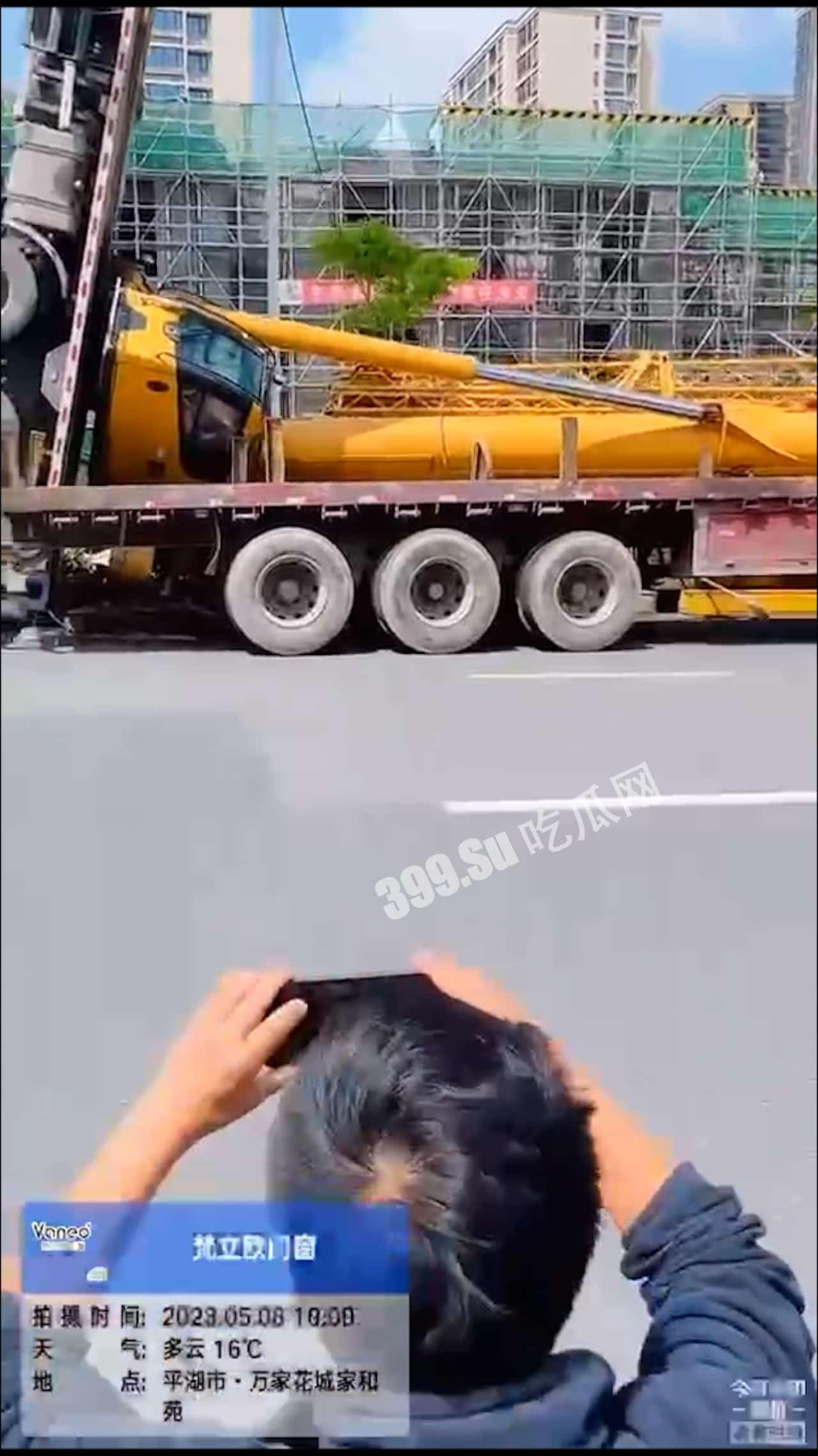 5月8日早上，浙江嘉兴，平湖万家花城这里，疑似吊车倾翻，砸到红色轿车，现场有人受伤严重-4