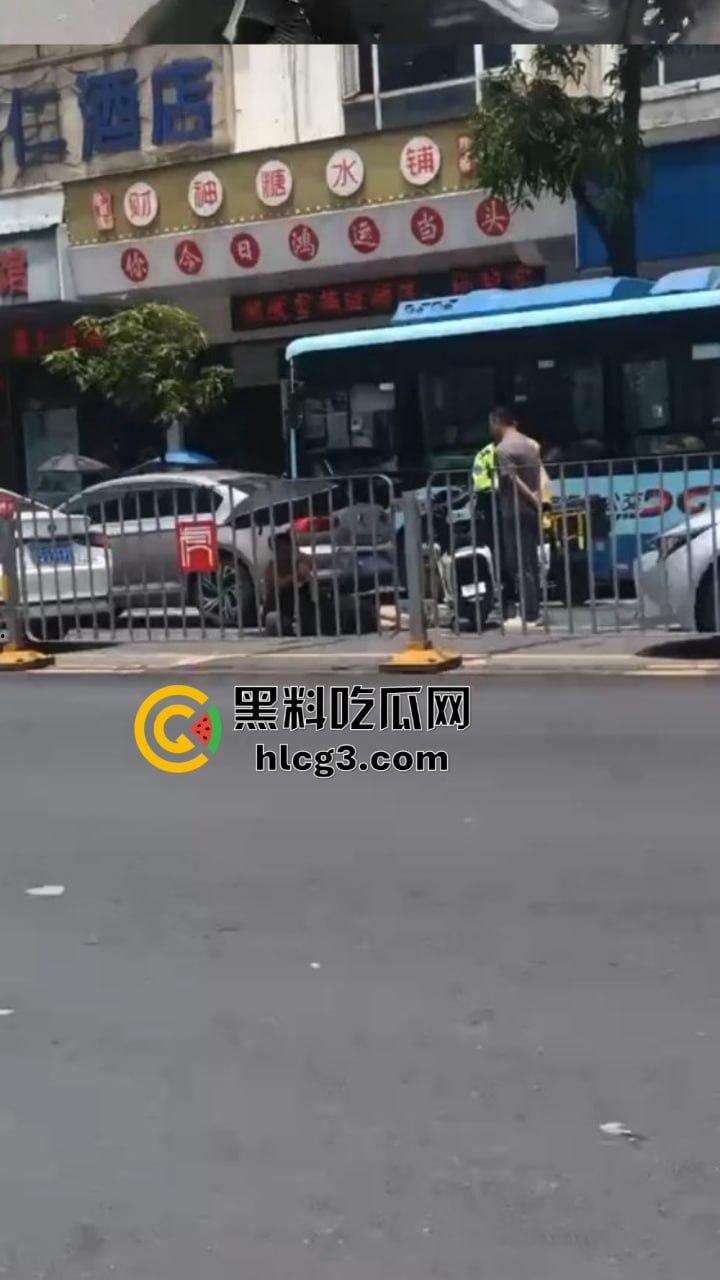 东莞虎门再现车祸！‘天道有轮回，苍天饶过谁‘女司机撞外卖小哥后不久，丈夫也在同地遭遇事故-2