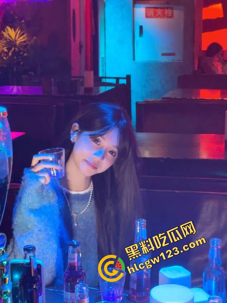 新能源车企都该看，ET6车震首秀野战出圈，白天渔网袜后备箱开干，厂家宣传说宣传能坐下两个人没骗人！-4