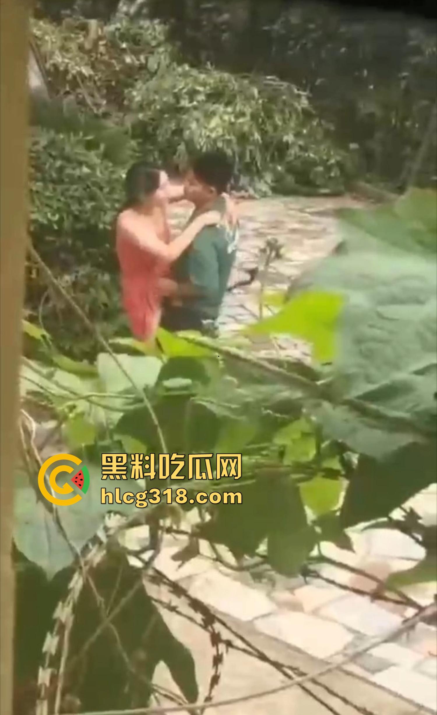 夏日公园野战指南，骚男做爱有讲究先抠B后舔奶再让女得吃鸡，兄弟一步不落，结果全套流程被偷拍！-7