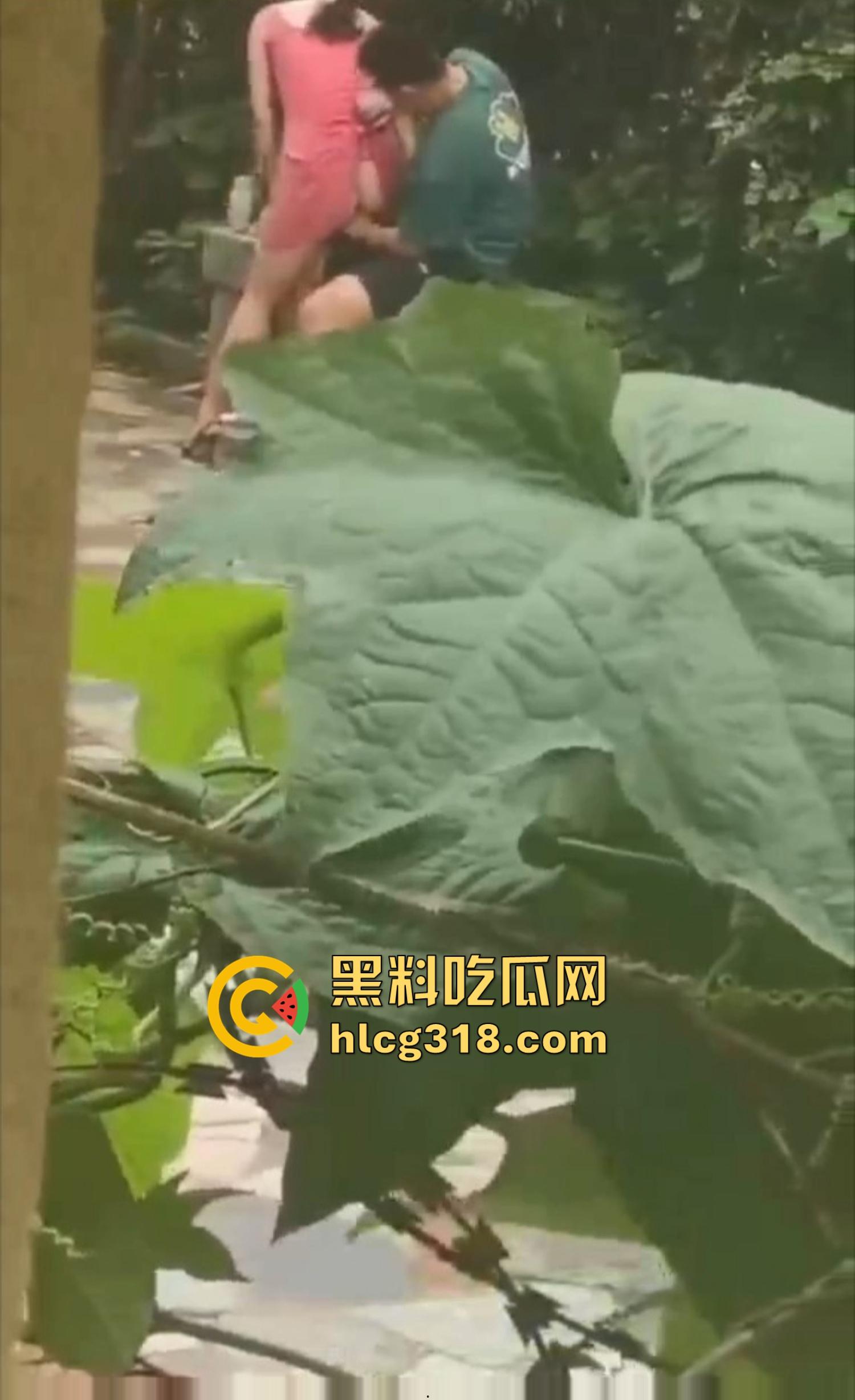 夏日公园野战指南，骚男做爱有讲究先抠B后舔奶再让女得吃鸡，兄弟一步不落，结果全套流程被偷拍！-9