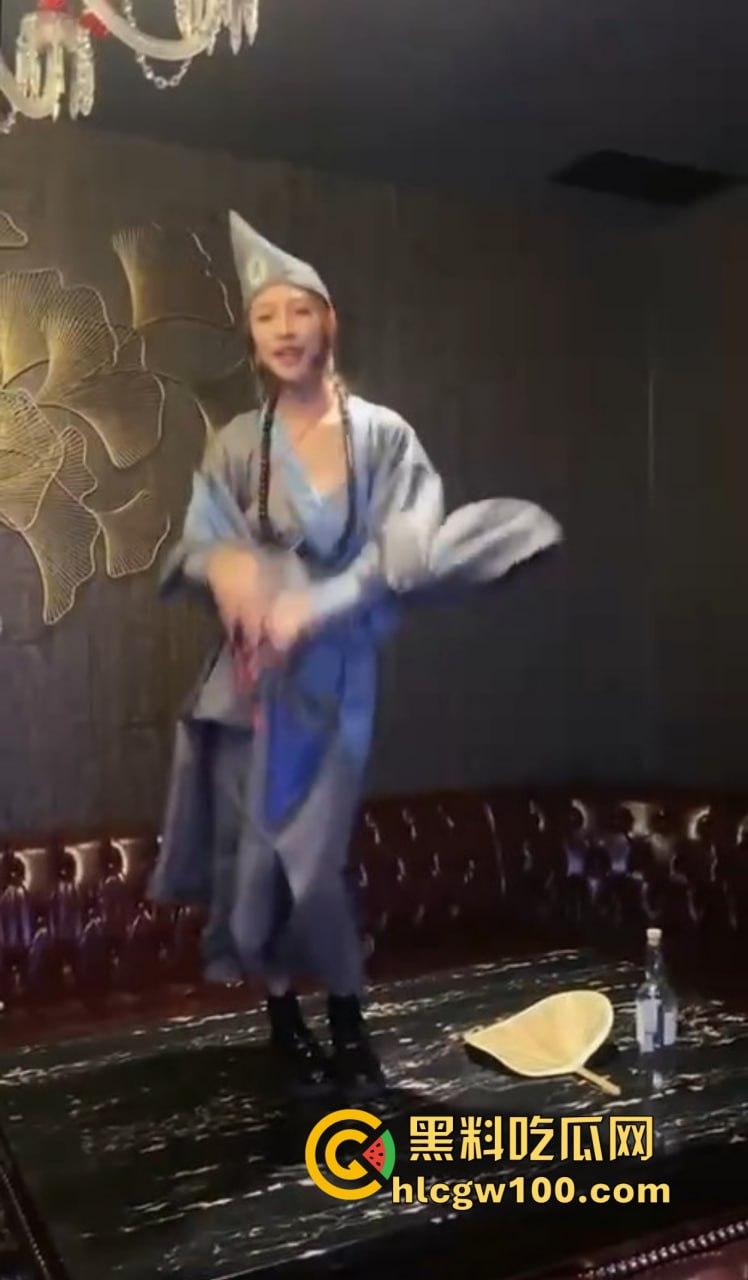 KTV都开始玩济公主题夜了？破衣拖鞋扮和尚，酒瓶换袈裟，点歌附送疯癫体验，降龙十八掌都能搞成喝酒互动？-1