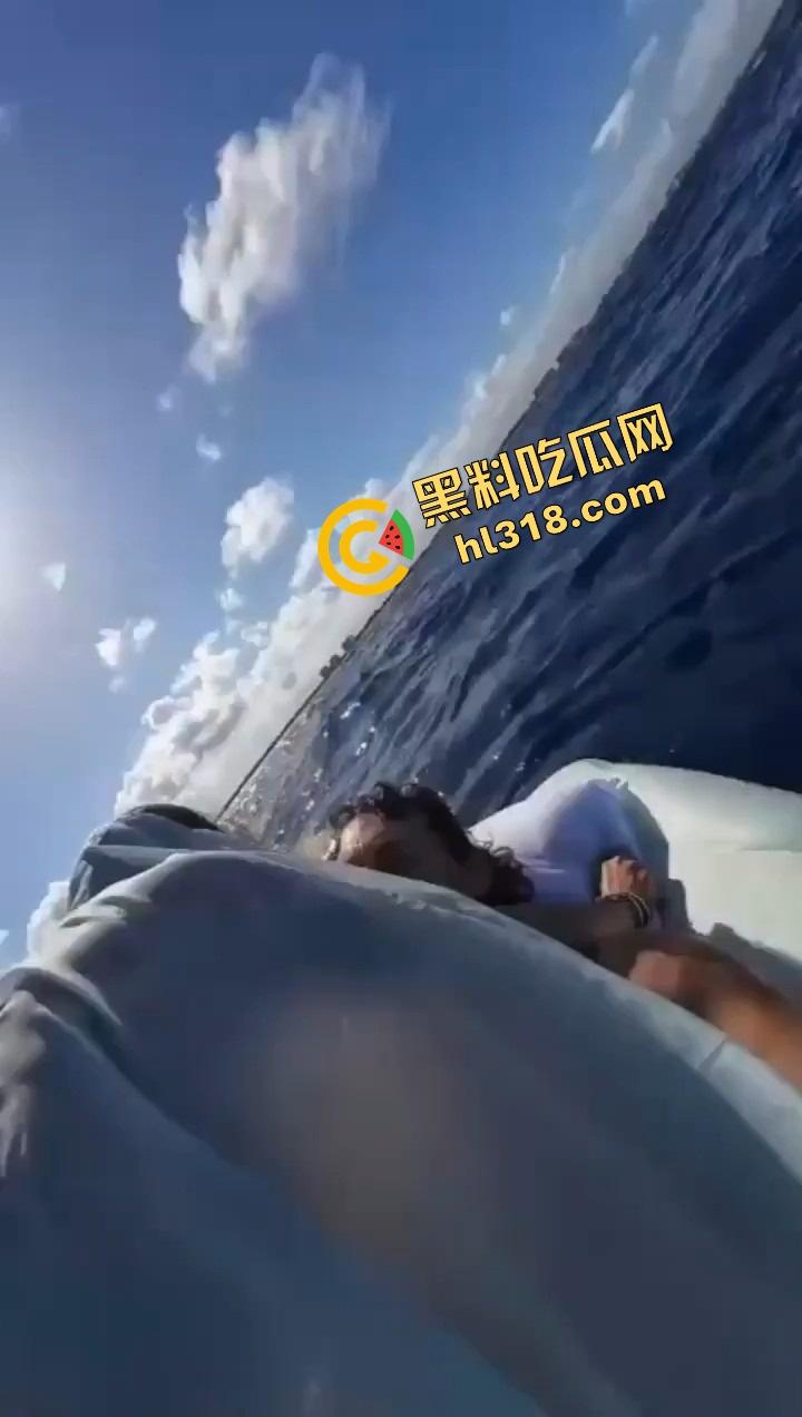 老外挑战大海漂流日逼，日到一半遇金枪鱼，鸡儿抽插手在抓鱼，打完炮还能吃活生鱼片，真正的野外求生！-1