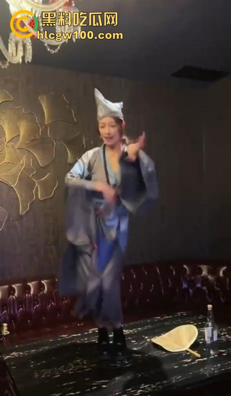 KTV都开始玩济公主题夜了？破衣拖鞋扮和尚，酒瓶换袈裟，点歌附送疯癫体验，降龙十八掌都能搞成喝酒互动？-6