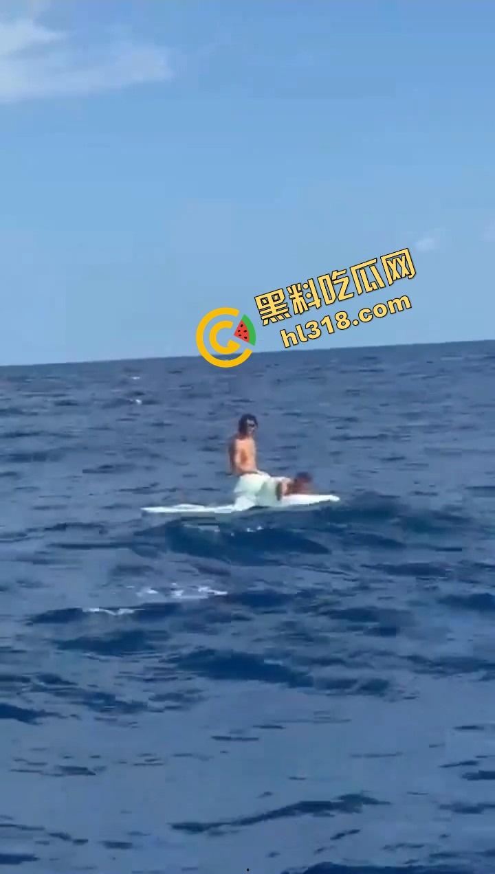 老外挑战大海漂流日逼，日到一半遇金枪鱼，鸡儿抽插手在抓鱼，打完炮还能吃活生鱼片，真正的野外求生！-3