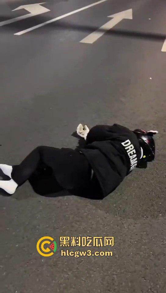 小伙用命演绎春风摩托视频，360度托马斯直接飞上天，升格镜头记录最后一刻，玩命操作震撼全网！-3