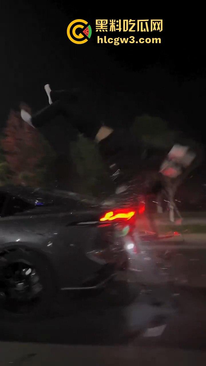 小伙用命演绎春风摩托视频，360度托马斯直接飞上天，升格镜头记录最后一刻，玩命操作震撼全网！-7