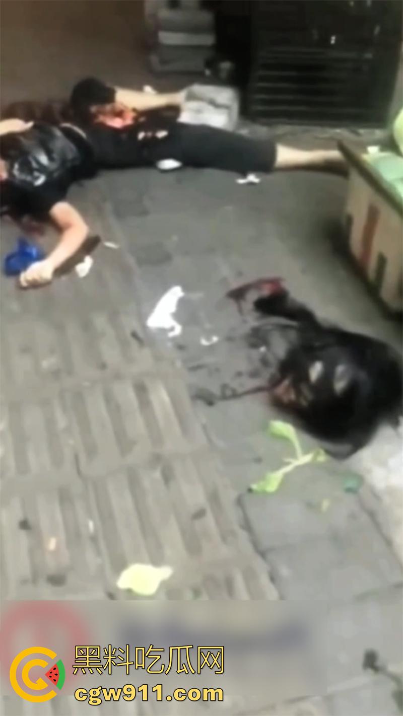 重庆大渡口马王乡菜市场，骚妇手持杀猪刀剁头，把情人侄女误认为是小三，当场把脑袋砍下来，这也太残暴了！-3