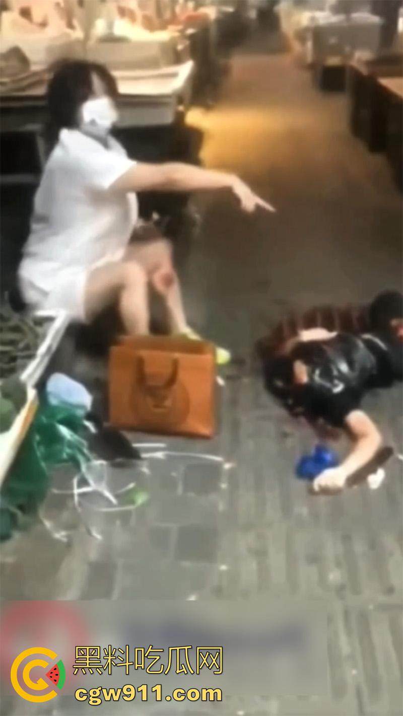 重庆大渡口马王乡菜市场，骚妇手持杀猪刀剁头，把情人侄女误认为是小三，当场把脑袋砍下来，这也太残暴了！-5