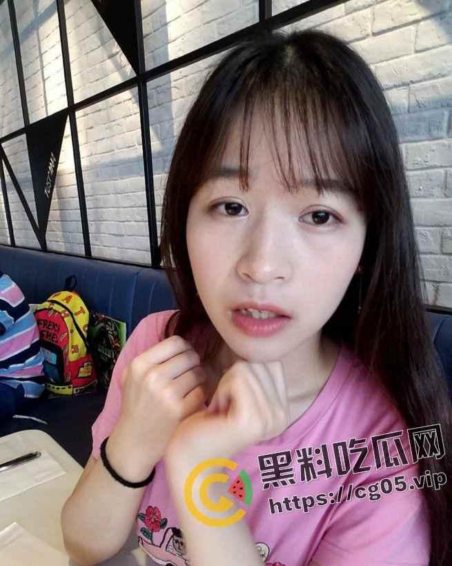 湖北武汉人妻【刘琪琪】背着老公勾引老公朋友被抓 白色的婚纱和黑丝母狗之间来回切换-5