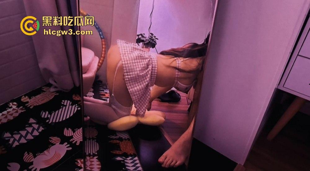 调教大神『电风扇』年底新作 巨乳美女排队圣水伺候舔屁眼,巨乳人妻肥臀扭成波浪,毒龙仰拍画面骚到极致!-18