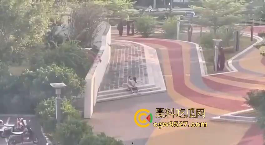 广东轻工职业技术职业学院，大胆情侣校园大胆户外做爱，完全无视众人，激情骑乘，年轻人会玩！-4