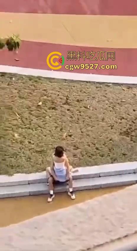 广东轻工职业技术职业学院，大胆情侣校园大胆户外做爱，完全无视众人，激情骑乘，年轻人会玩！-7