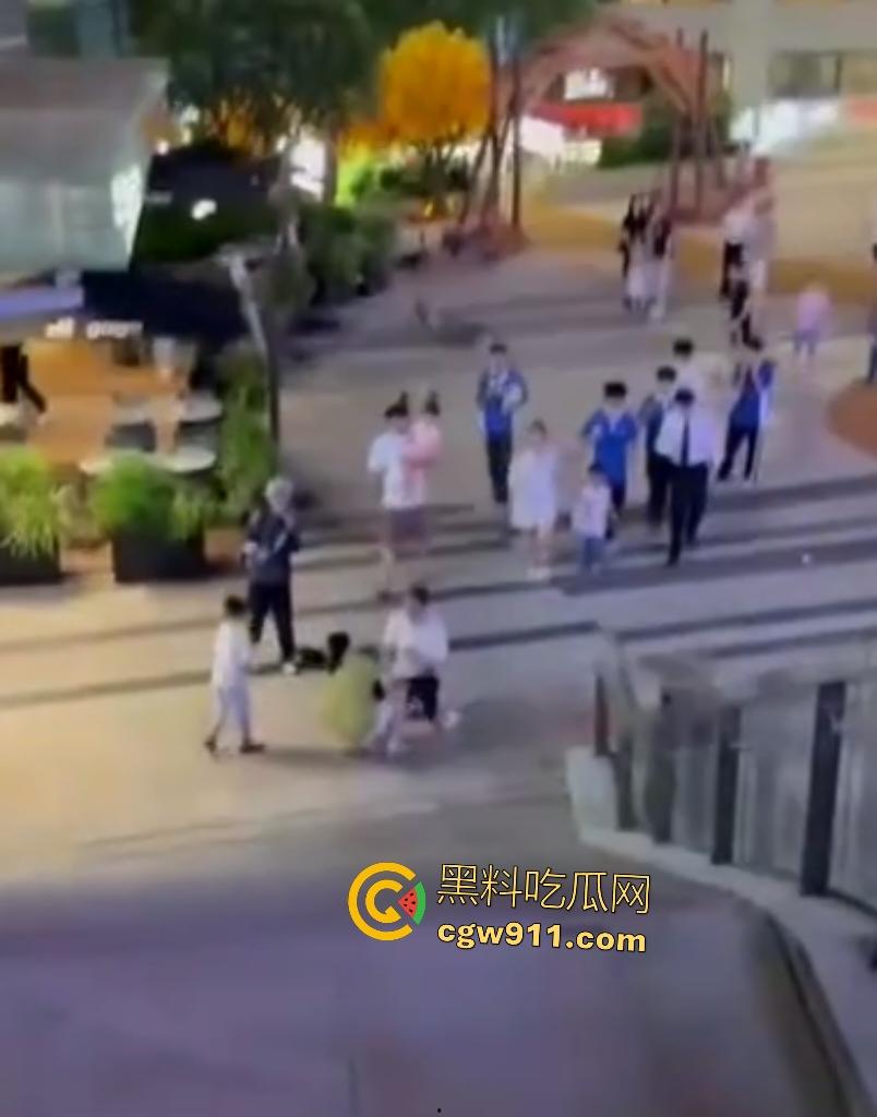 深圳初中生骑自行车，狂飙速降楼梯失控狂撞无辜小孩，头破血流满脸，这回玩大了！-3