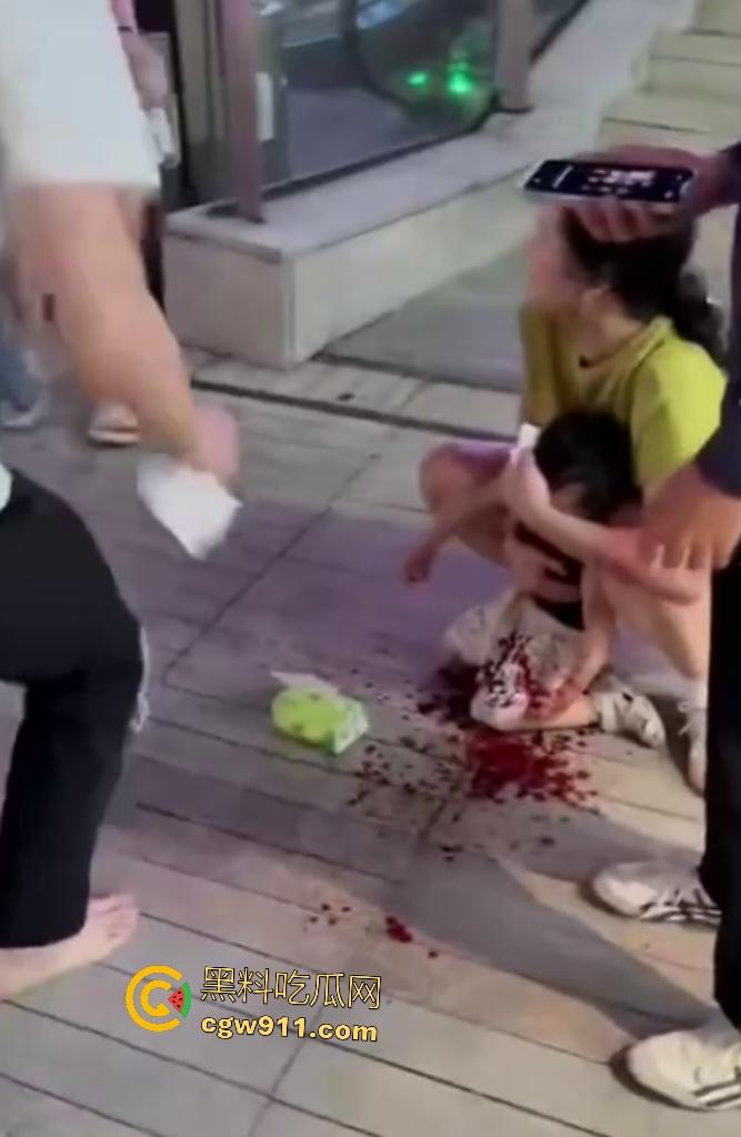 深圳初中生骑自行车，狂飙速降楼梯失控狂撞无辜小孩，头破血流满脸，这回玩大了！-6