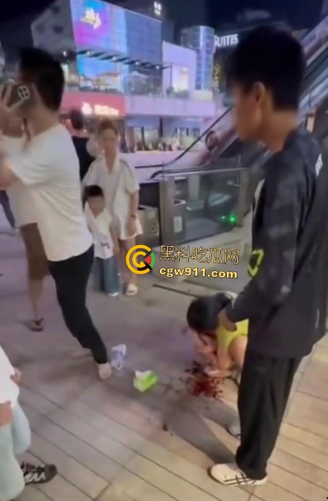 深圳初中生骑自行车，狂飙速降楼梯失控狂撞无辜小孩，头破血流满脸，这回玩大了！-8