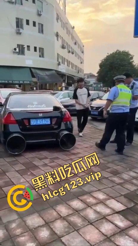 广东抖音网红改装车离谱！排气孔大到能塞下一个人，玩得也太过分了吧！-11