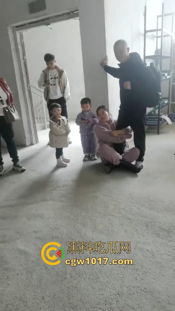 贵州龙里水长乡家具厂拖欠工资，员工携带孩子上门讨要薪资，抱着老板的大腿，都这样了不是哥们你还打算不给啊！-6