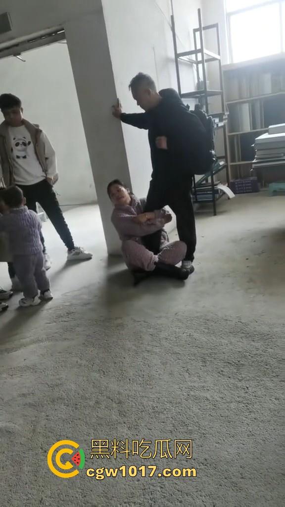 贵州龙里水长乡家具厂拖欠工资，员工携带孩子上门讨要薪资，抱着老板的大腿，都这样了不是哥们你还打算不给啊！-8