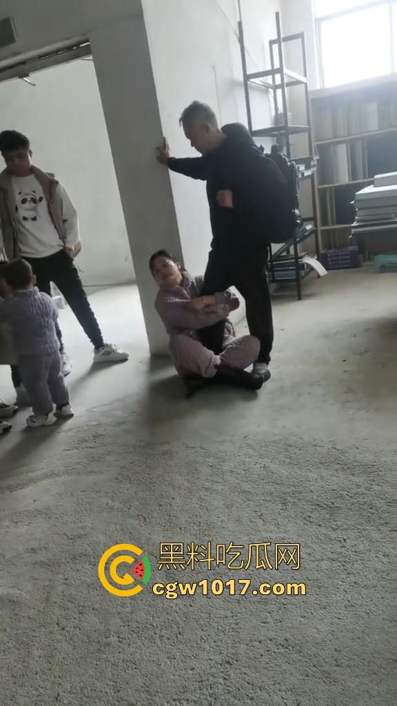 贵州龙里水长乡家具厂拖欠工资，员工携带孩子上门讨要薪资，抱着老板的大腿，都这样了不是哥们你还打算不给啊！-9