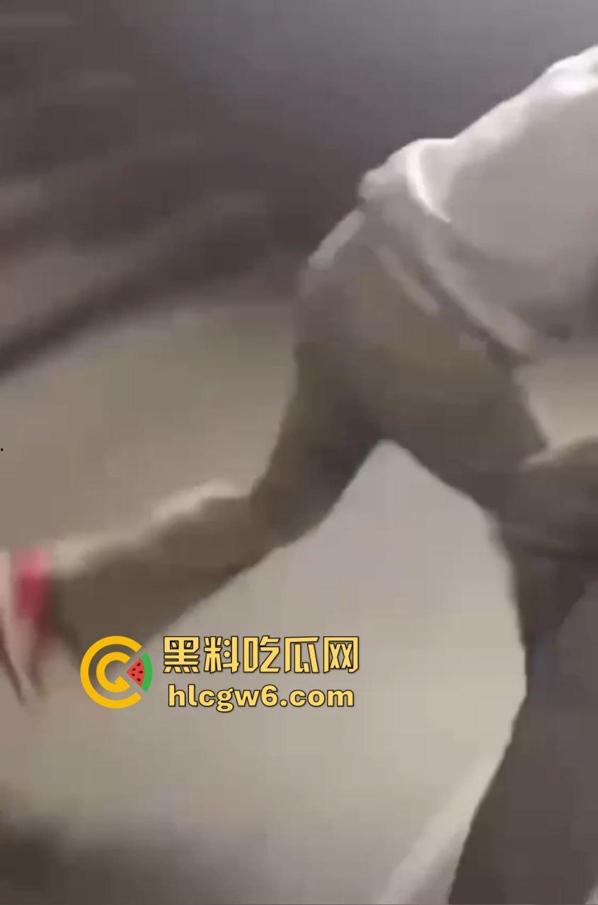 兰桂坊酒后大战，小伙醉酒直接上演抓奶神功龙爪手，妹子奶子被抓红怒而还手，两人街头扯头发打成一团！-4