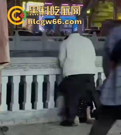 一猥琐男在人流涌动的大街上对着车道强行将屌塞入女友嘴里 美女也是来者不拒 一点也不反抗-3