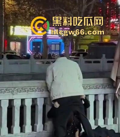 一猥琐男在人流涌动的大街上对着车道强行将屌塞入女友嘴里 美女也是来者不拒 一点也不反抗-4