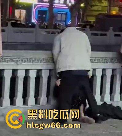 一猥琐男在人流涌动的大街上对着车道强行将屌塞入女友嘴里 美女也是来者不拒 一点也不反抗-5