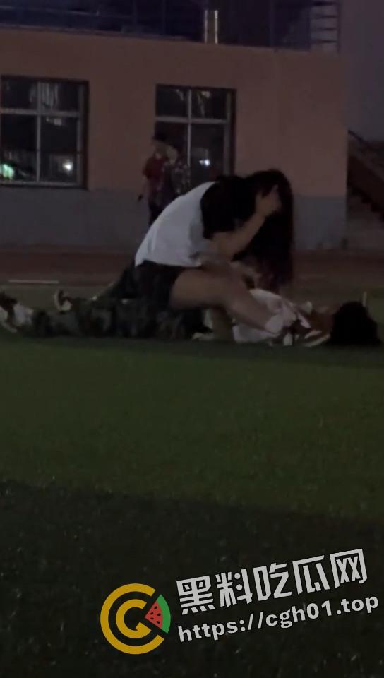 学校操场当众play  屁股做脸 后入猛扣 这怕不是已经放进去了-4