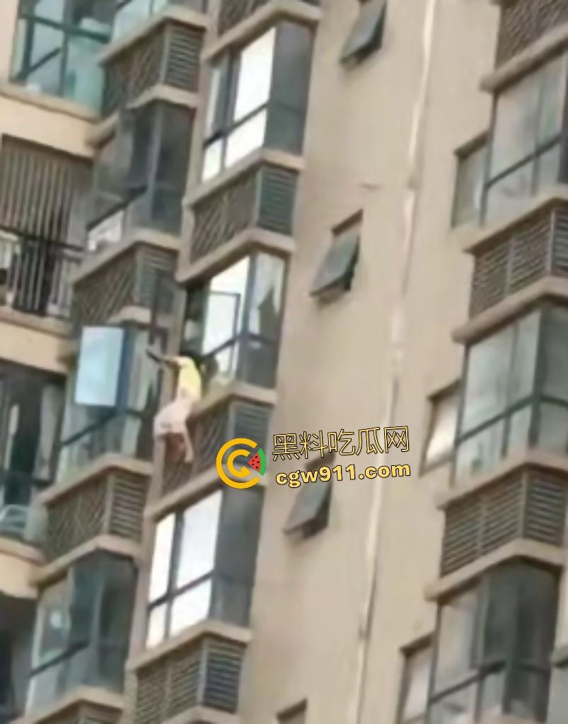 湖南武冈新广场跳楼惨剧！少女与姐姐吵架跳楼，围观万人悲喊“不要跳”，最后充气垫救命还是断腿！-3