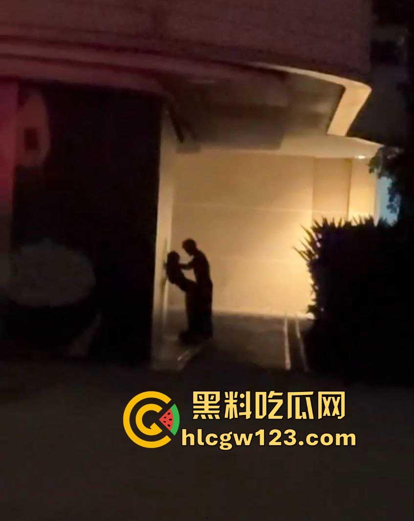 成都东郊记忆酒吧街,老外激情就干 老外就是开放 不知道干的是不是又是我们国内T0版本的小仙女!-5