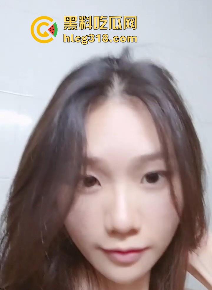 广西清纯反差嫩妹【林萧莹】付费私拍视频流出 全裸挑逗搔首弄姿 把金主爸爸挑逗的前列腺液直流！-1