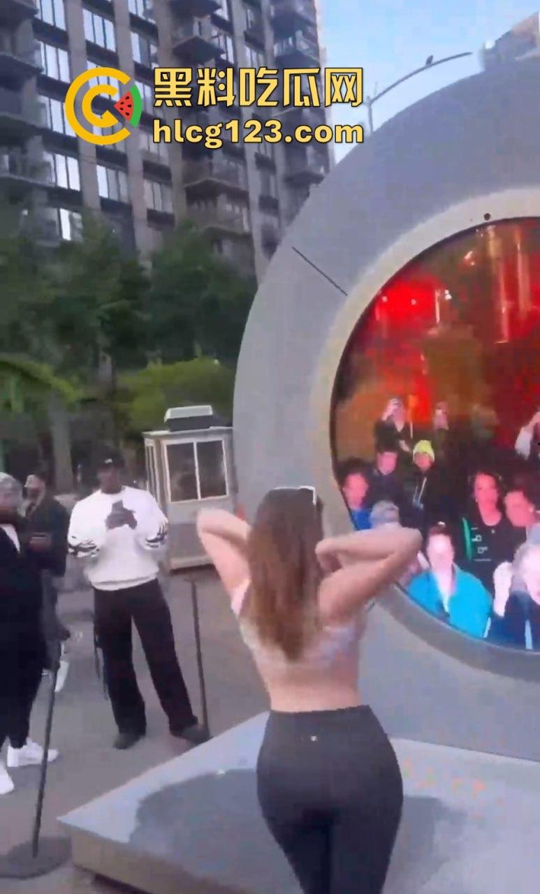 特朗普竞选大会变脱衣秀!金发洋妞热舞露大奶,场面火辣震惊全场!-11