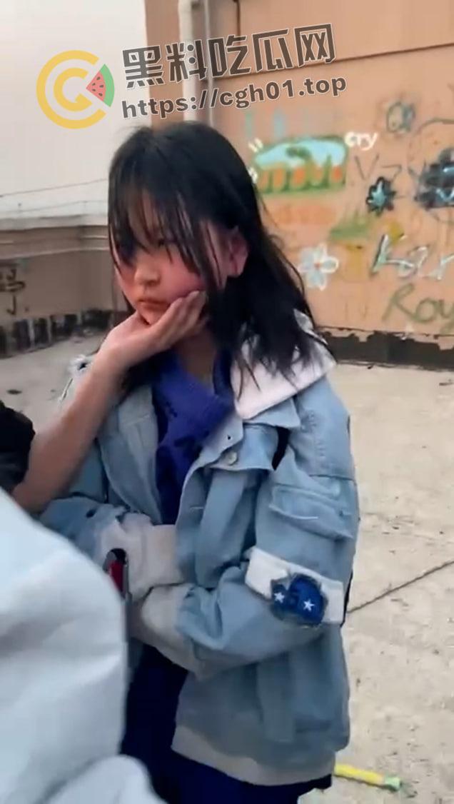 霸凌合集！楚楚动人的清纯小美女被打哭 飞踢 啤酒灌逼 颜值最高的一集 （十五）-7