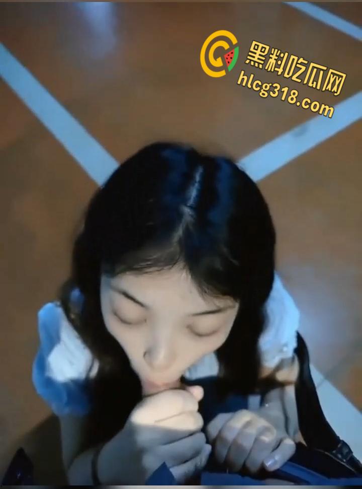 高颜值反差眼镜妹就爱口交,小小的舌头在龟头上打转, 颜射口爆还不舍得松口 !-6