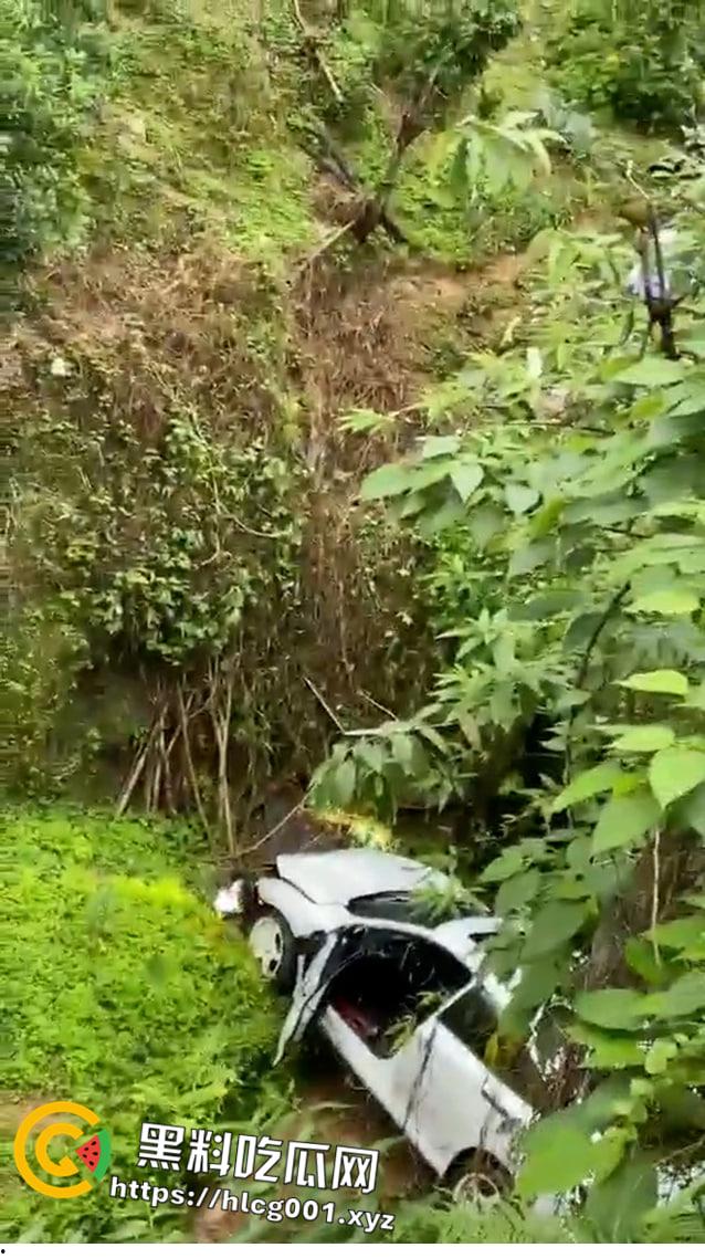 重庆巴南区一男子驾小型汽车因操作不当车辆失控致1人死亡十几人受伤-8