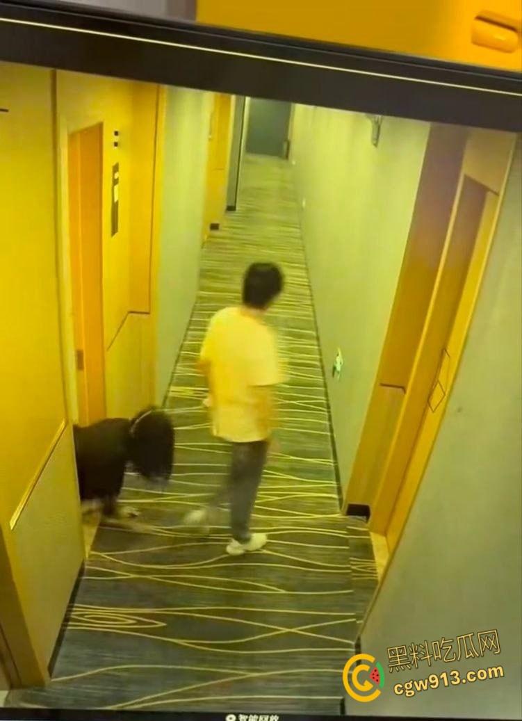酒店监控拍下吾辈楷模,男子牵狗链,黑群女子像狗爬行,路过群众惊掉下巴,奇葩任务引爆字母圈 !-1