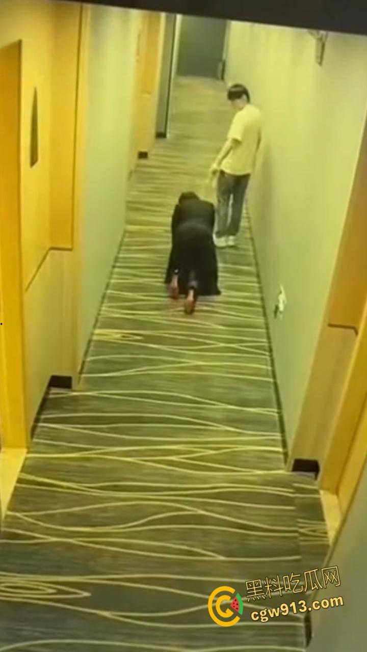 酒店监控拍下吾辈楷模,男子牵狗链,黑群女子像狗爬行,路过群众惊掉下巴,奇葩任务引爆字母圈 !-5