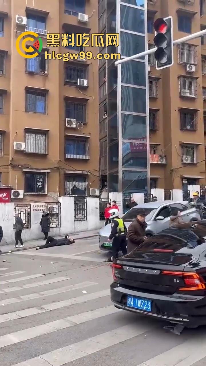 湖南长沙桂花公园地铁站一辆汽车突然闯红灯冲撞行人，人直接躺在地上不动了 头破血流，不会又是报复社会吧！-6