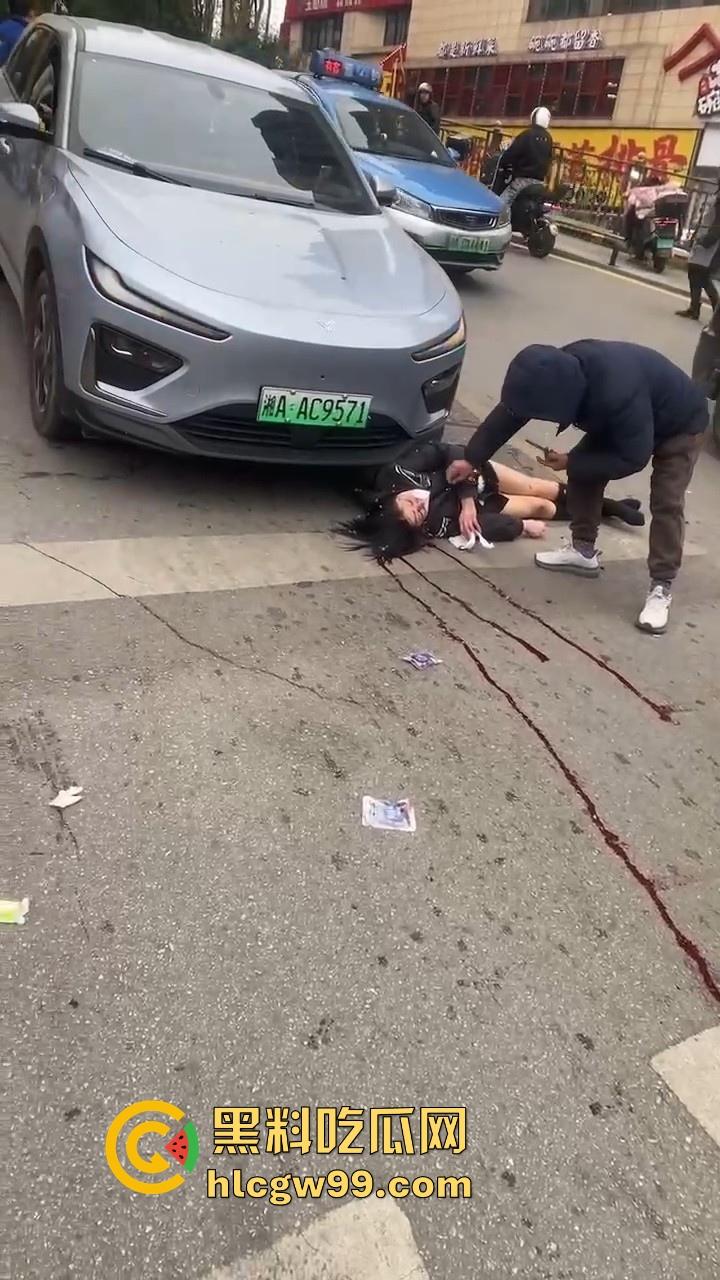 湖南长沙桂花公园地铁站一辆汽车突然闯红灯冲撞行人，人直接躺在地上不动了 头破血流，不会又是报复社会吧！-10