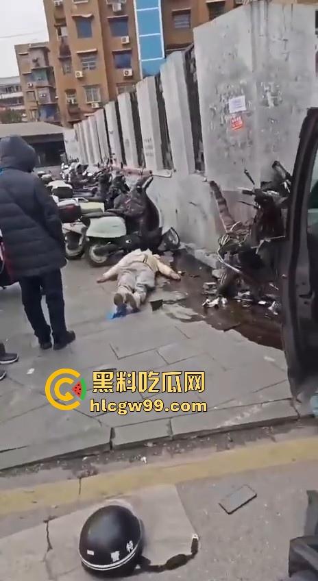 湖南长沙桂花公园地铁站一辆汽车突然闯红灯冲撞行人，人直接躺在地上不动了 头破血流，不会又是报复社会吧！-14