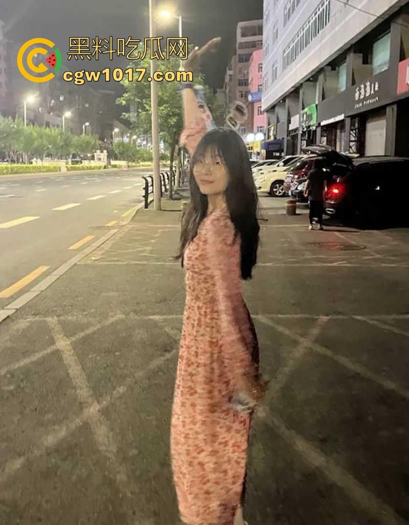 长春极品人妻【魏一晴】老公出差刚走约炮前男友家中情趣性爱，看着婚纱照操黑丝人妻，玩的不是一般的花！-2