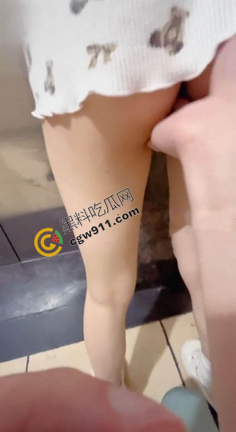 海角大神与妹妹乱伦新作:电梯里妹妹小吊带瑟睡衣诱人至极,使劲揉搓后入猛插,浪叫不停!-4