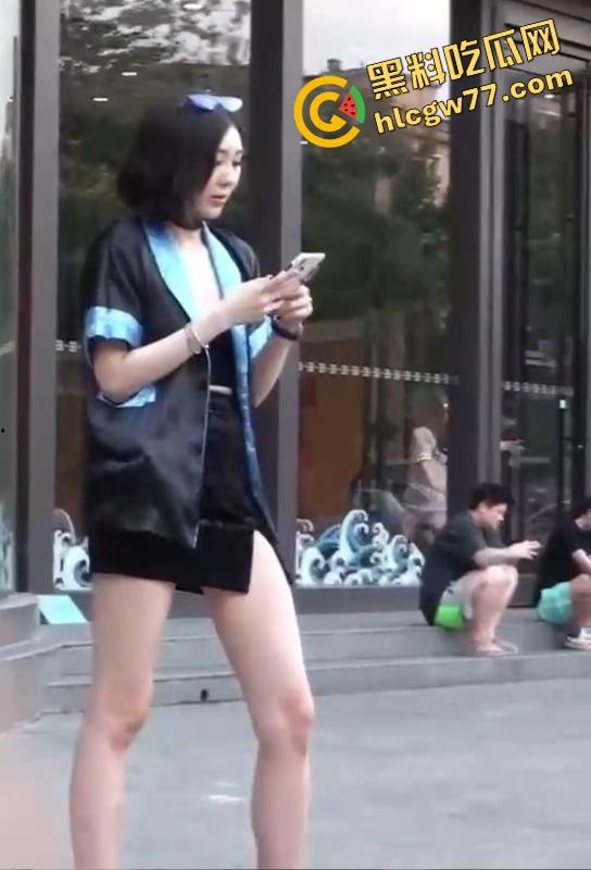 长沙制服女被调教执行真空任务,短裙蹲下瞬间走光露出白虎逼,骚到路人狂回头!-6