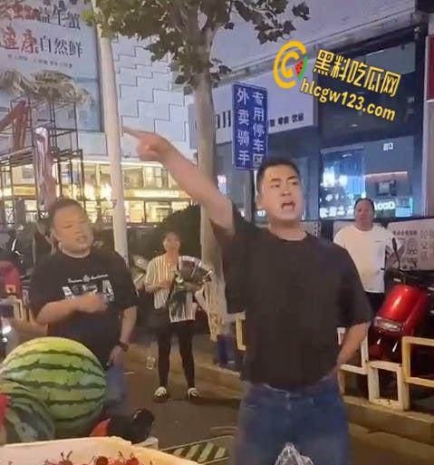 宝马哥豪掷300万现金街头撒钱，霸气扬言买奔驰砸烂，钞票狂舞撩爆全场！-4