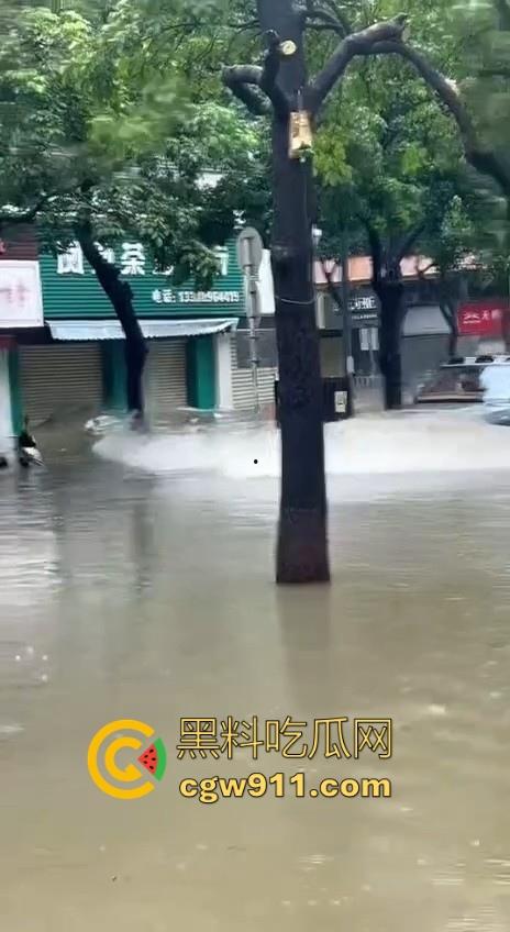 台风作恶，人祸更甚！ 暴雨成灾仰望U8车主在积水中行驶来回，水浪把多家店铺玻璃被拍碎，人渣！-5